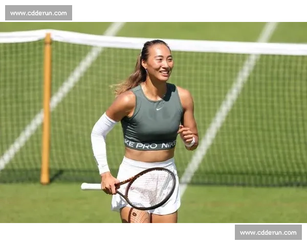 郑钦文赠阿尔卡拉斯 Labubu：温网训练场暖心互动，潮玩跨界点燃网坛友谊