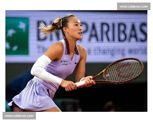 郑钦文赠阿尔卡拉斯 Labubu：温网训练场暖心互动，潮玩跨界点燃网坛友谊