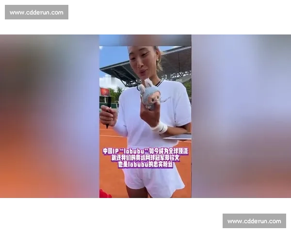 郑钦文赠阿尔卡拉斯 Labubu：温网训练场暖心互动，潮玩跨界点燃网坛友谊