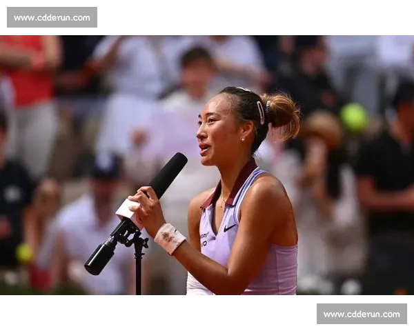 郑钦文首入温网夺冠前十却再遭一轮游！萨巴伦卡领跑热门榜，莱巴金娜成最大黑马